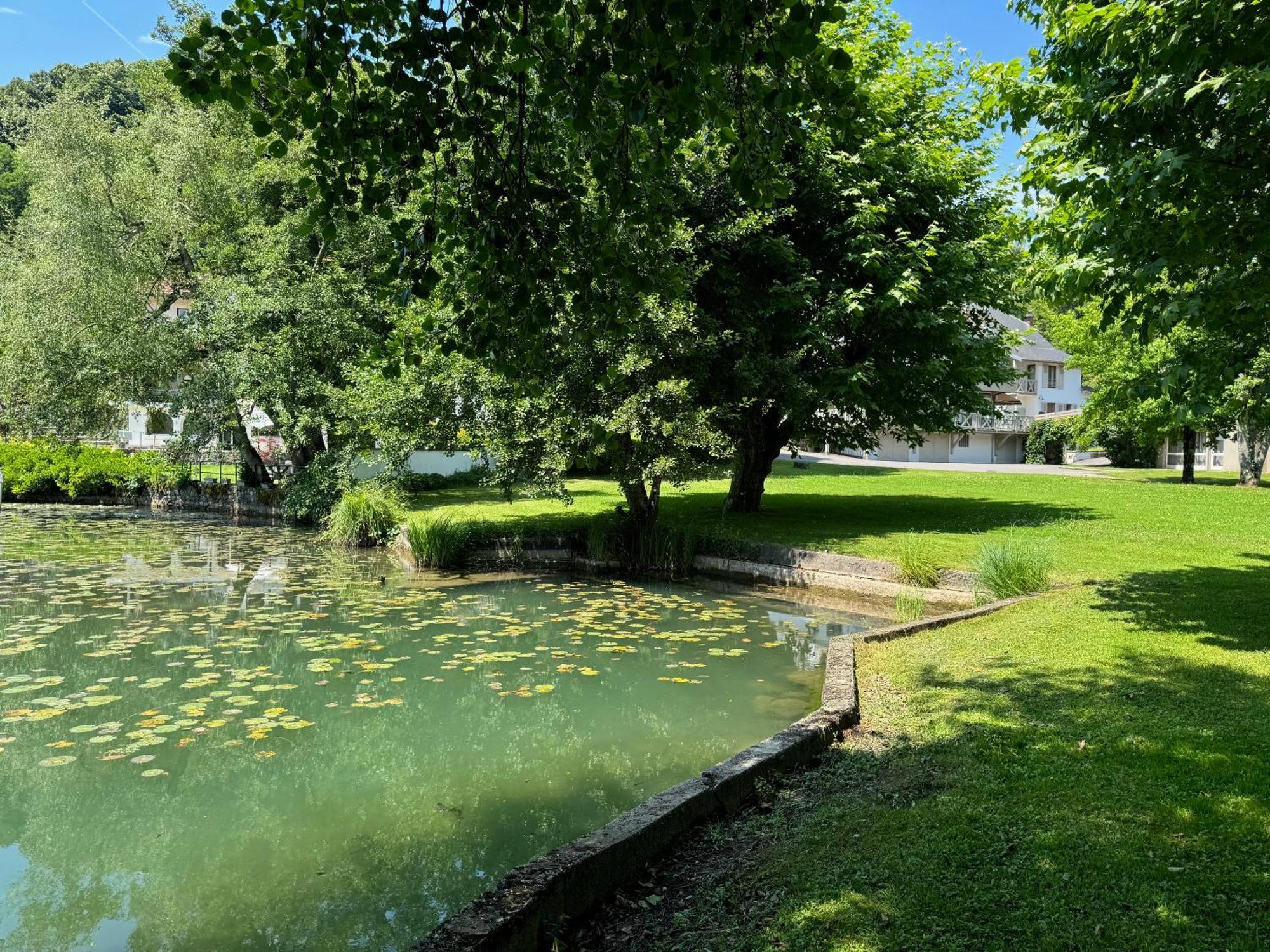 Les Lodges Du Lac Saint-Alban-de-Montbel Eksteriør bilde