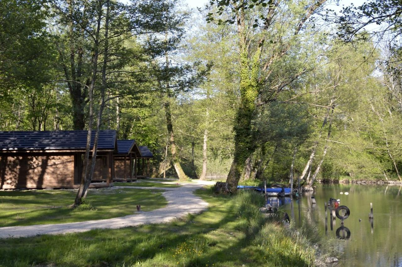 Les Lodges Du Lac Saint-Alban-de-Montbel Eksteriør bilde
