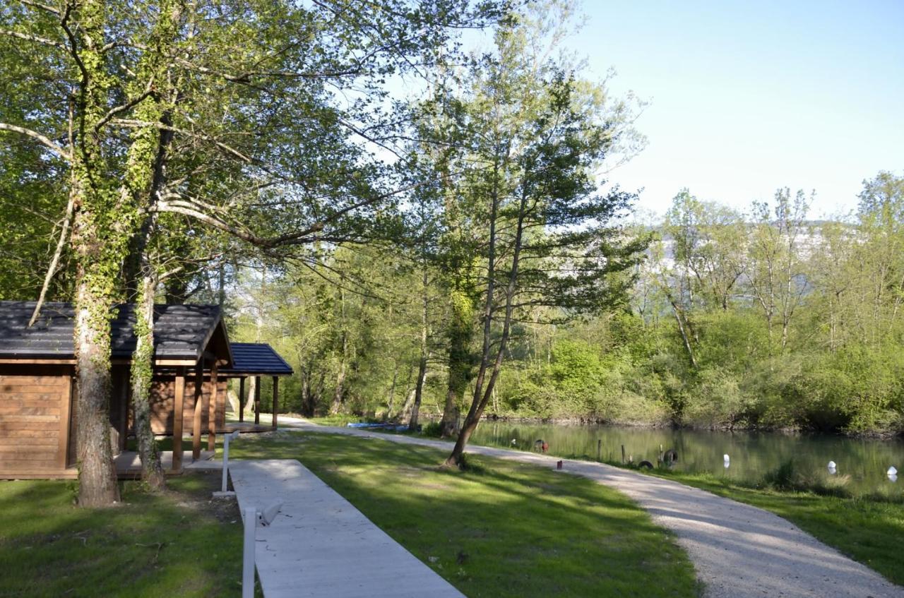 Les Lodges Du Lac Saint-Alban-de-Montbel Eksteriør bilde